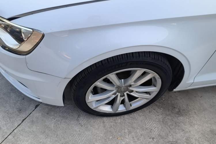 Used Audi A3 2016 Limousine 35 TFSI Style Edition Left Front Wheel Hub