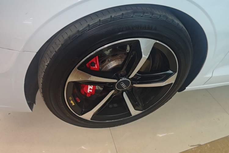 Used Audi A3 2016 Limousine 35 TFSI Ambition Edition Left Front Wheel Hub