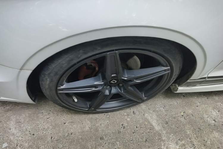 Used Audi A3 2016 Limousine 35 TFSI Ambition Edition Left Front Wheel Hub