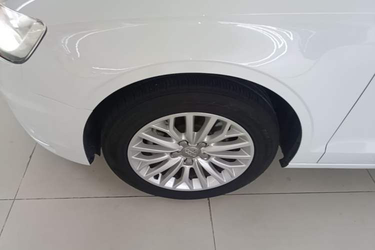 Used Audi A3 2016 Limousine 35 TFSI Ambition Edition Left Front Wheel Hub