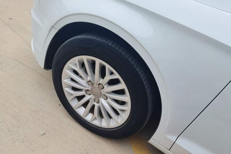 Used Audi A3 2016 Limousine 35 TFSI Prestige Edition Left Front Wheel Hub