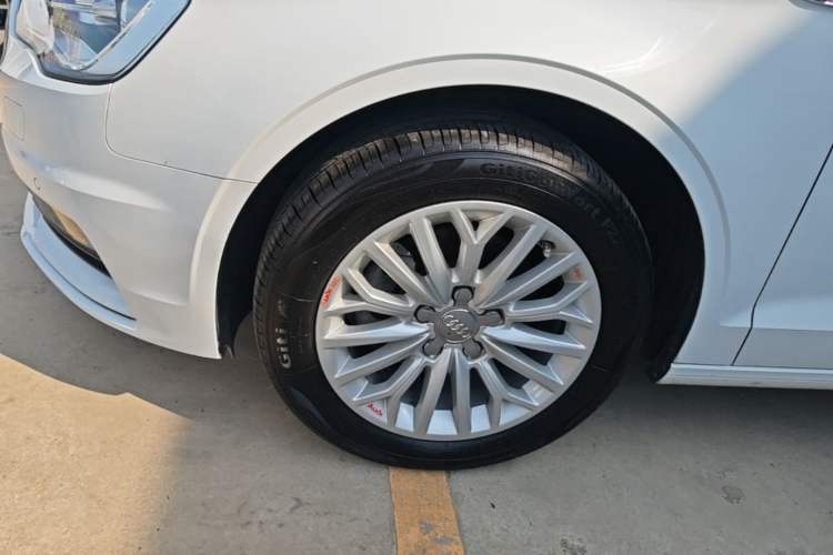 Used Audi A3 2016 Limousine 35 TFSI Prestige Edition Left Front Wheel Hub