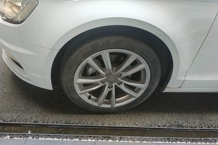 Used Audi A3 2016 Limousine 35 TFSI Style Edition Left Front Wheel Hub