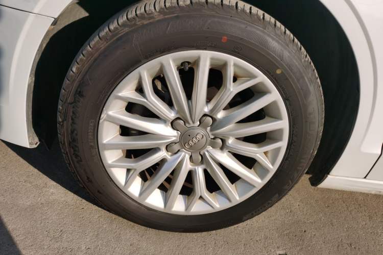 Used Audi A3 2016 Limousine 35 TFSI Ambition Edition Left Front Wheel Hub