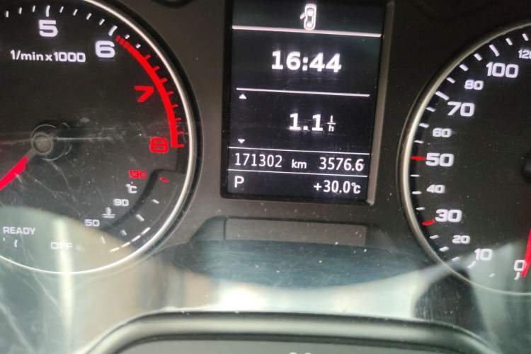 Used Audi A3 2016 Limousine 35 TFSI Style Edition Odometer Close Up