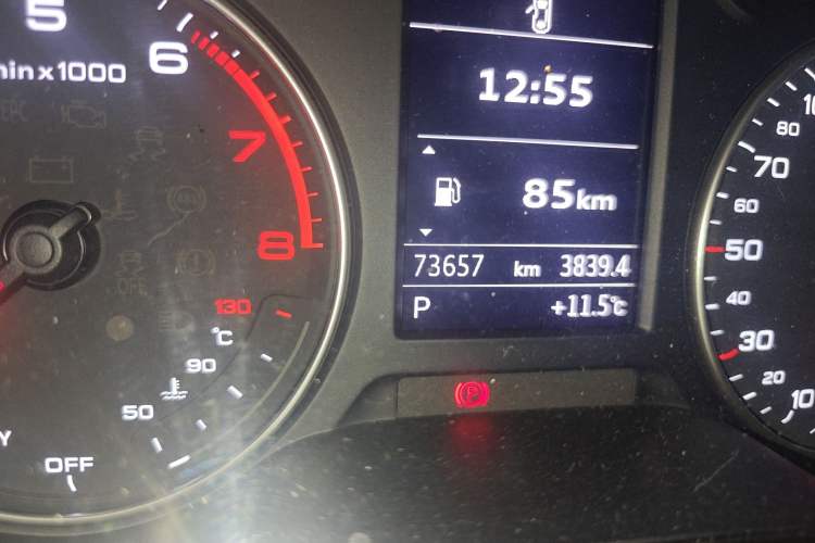 Used Audi A3 2016 Limousine 35 TFSI Style Edition Odometer Close Up