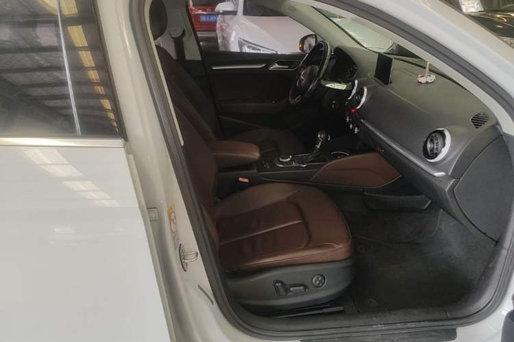 Used Audi A3 2016 Limousine 35 TFSI Style Edition Right Front Seat