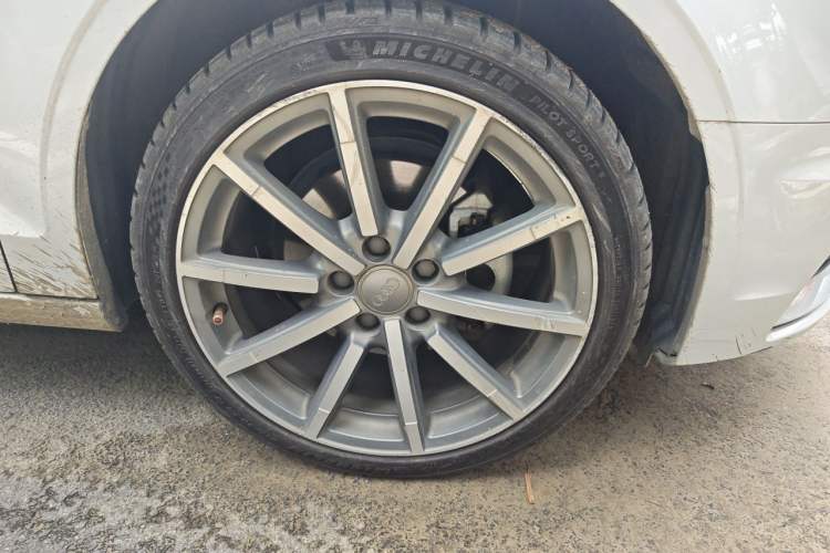 Used Audi A3 2016 Limousine 35 TFSI Special Edition Right Front Wheel Hub