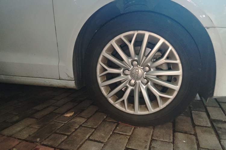 Used Audi A3 2016 Limousine 35 TFSI Prestige Edition Right Front Wheel Hub