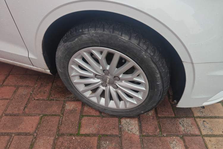 Used Audi A3 2016 Limousine 35 TFSI Prestige Edition Right Front Wheel Hub