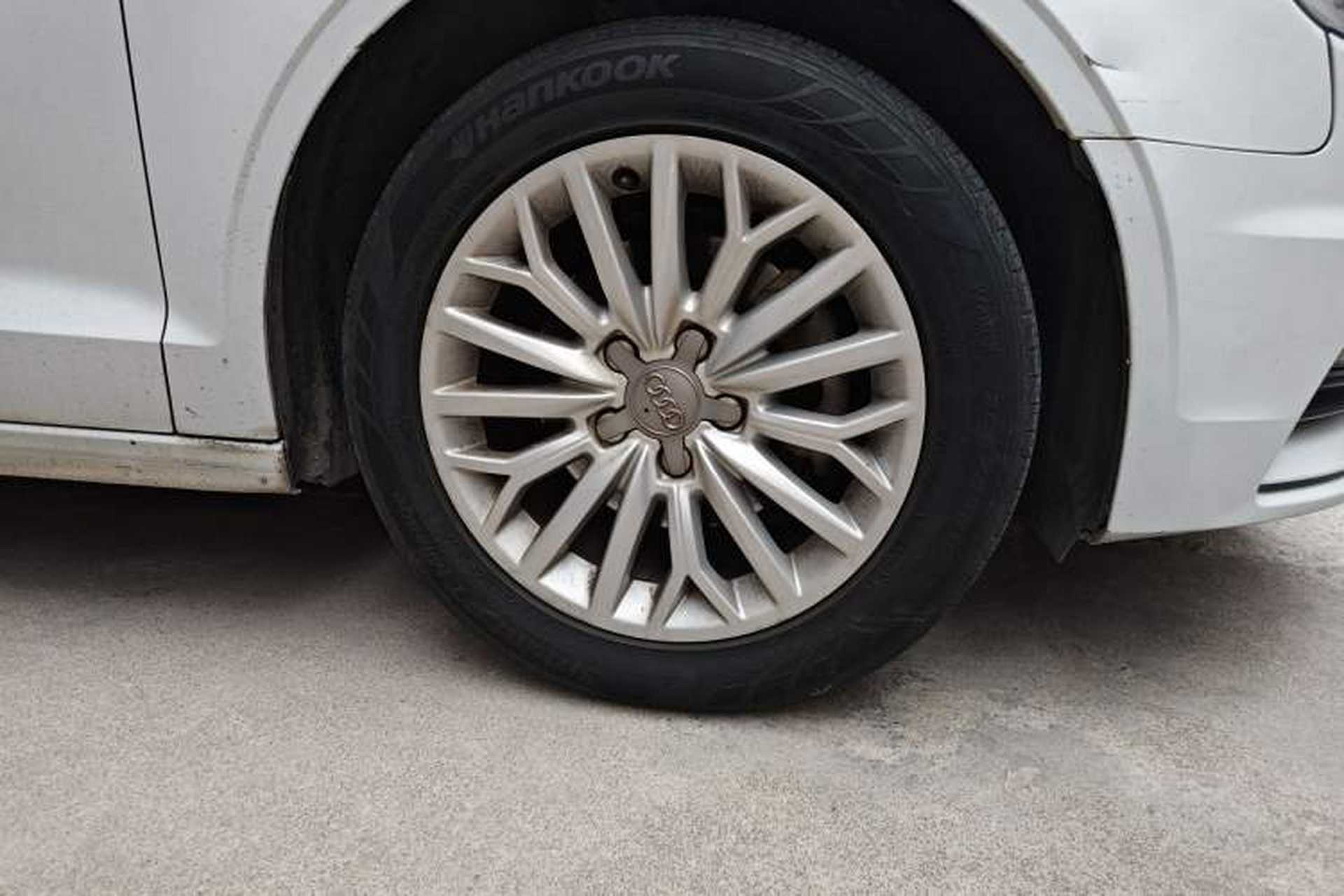 Used Audi A3 2016 Limousine 35 TFSI Prestige Edition Right Front Wheel Hub