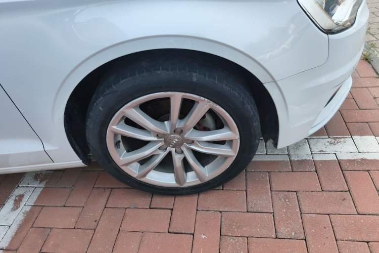 Used Audi A3 2016 Limousine 35 TFSI Style Edition Right Front Wheel Hub