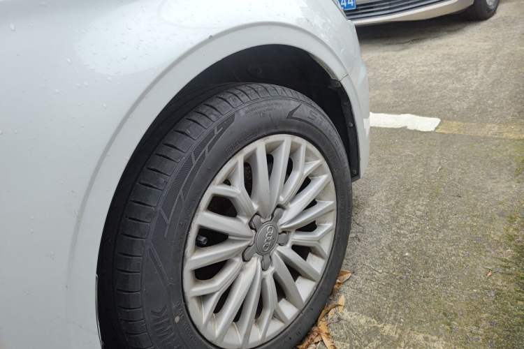Used Audi A3 2016 Limousine 35 TFSI Ambition Edition Right Front Wheel Hub