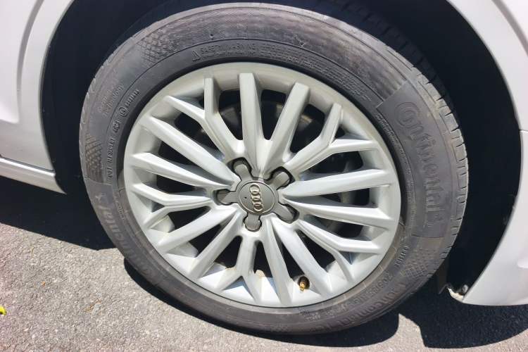 Used Audi A3 2016 Limousine 35 TFSI Prestige Edition Right Front Wheel Hub