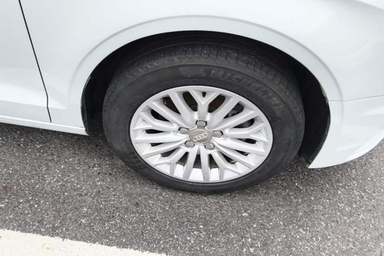 Used Audi A3 2016 Limousine 35 TFSI Prestige Edition Right Front Wheel Hub