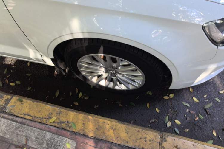 Used Audi A3 2016 Limousine 35 TFSI Ambition Edition Right Front Wheel Hub