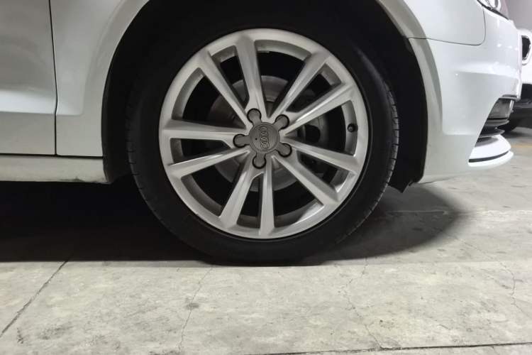 Used Audi A3 2016 Limousine 35 TFSI Style Edition Right Front Wheel Hub