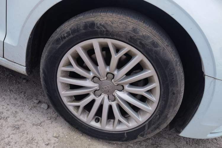 Used Audi A3 2016 Limousine 35 TFSI Prestige Edition Right Front Wheel Hub