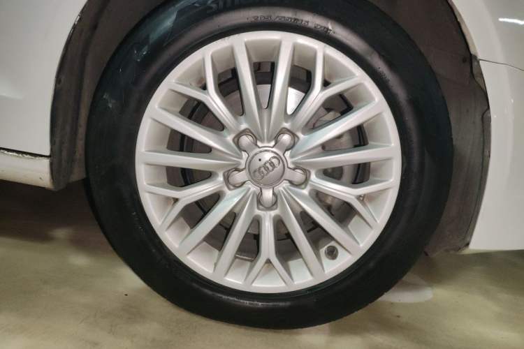 Used Audi A3 2016 Limousine 35 TFSI Prestige Edition Right Front Wheel Hub