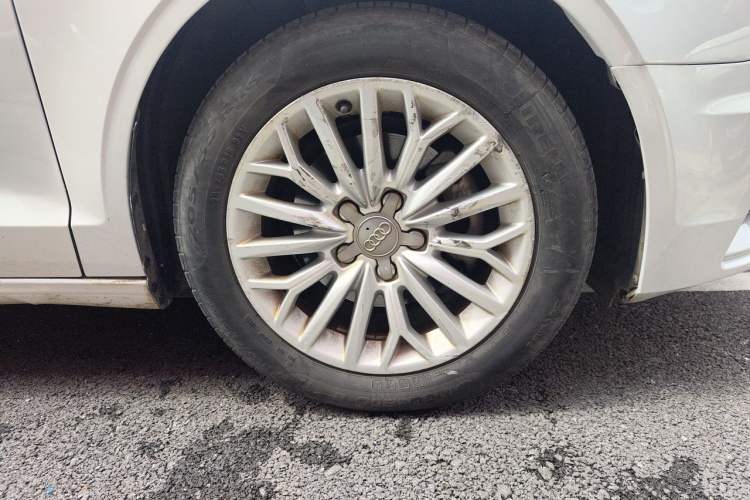 Used Audi A3 2016 Limousine 35 TFSI Prestige Edition Right Front Wheel Hub