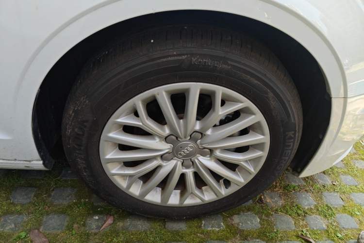 Used Audi A3 2016 Limousine 35 TFSI Prestige Edition Right Front Wheel Hub