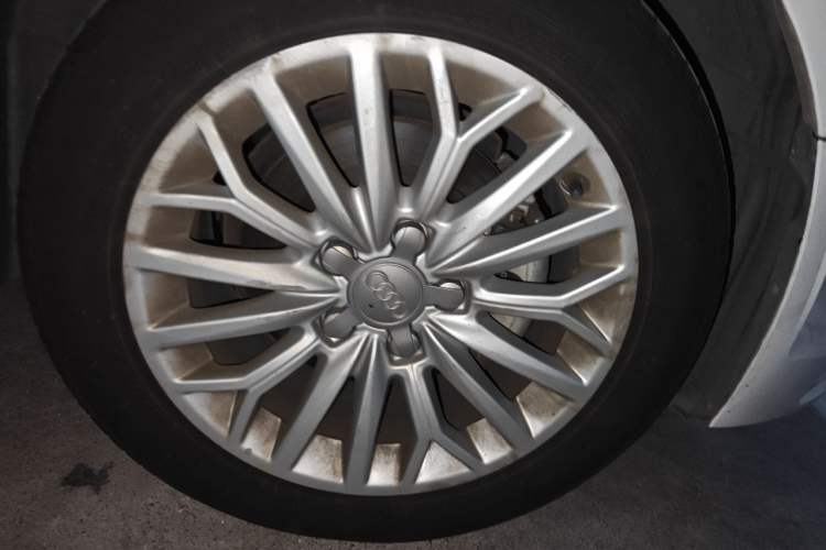 Used Audi A3 2016 Limousine 35 TFSI Prestige Edition Right Front Wheel Hub