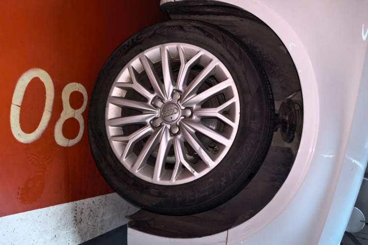 Used Audi A3 2016 Limousine 35 TFSI Prestige Edition Right Front Wheel Hub