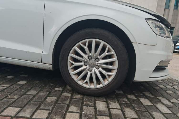 Used Audi A3 2016 Limousine 35 TFSI Prestige Edition Right Front Wheel Hub