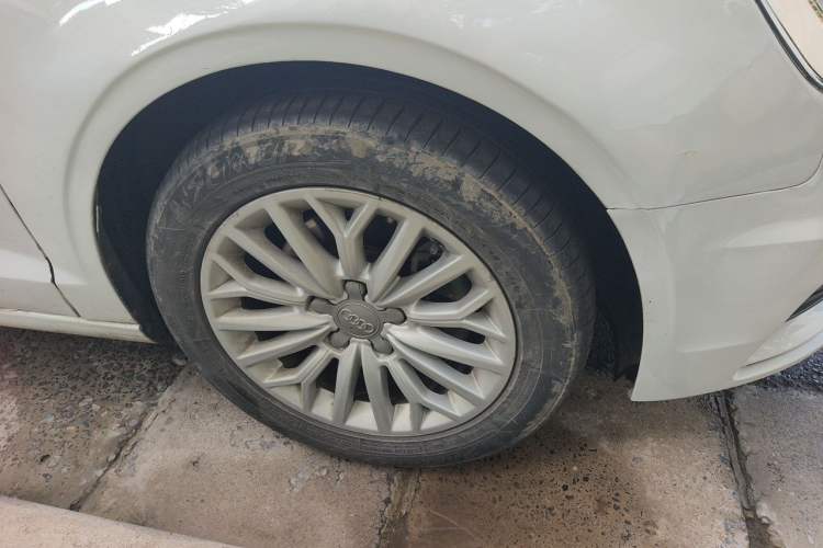 Used Audi A3 2016 Limousine 35 TFSI Prestige Edition Right Front Wheel Hub