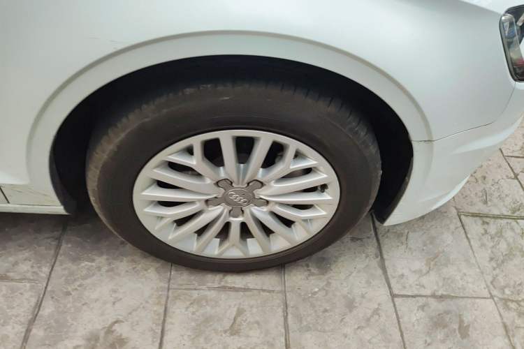 Used Audi A3 2016 Limousine 35 TFSI Ambition Edition Right Front Wheel Hub