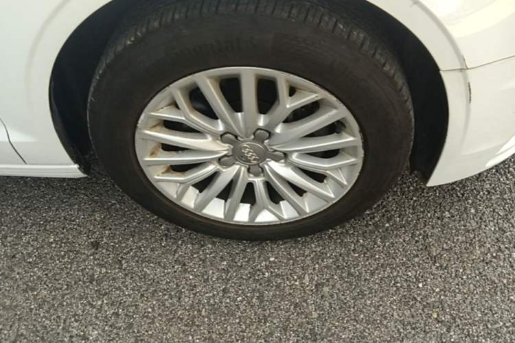 Used Audi A3 2016 Limousine 35 TFSI Ambition Edition Right Front Wheel Hub