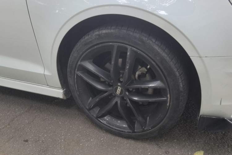 Used Audi A3 2016 Limousine 35 TFSI Prestige Edition Right Front Wheel Hub