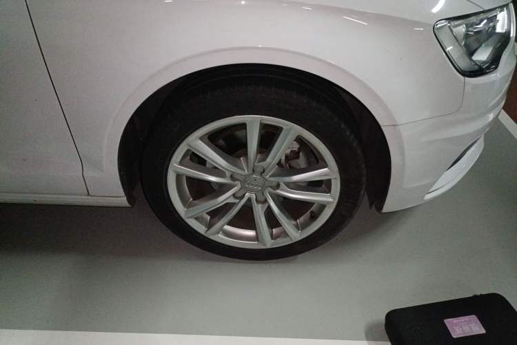 Used Audi A3 2016 Limousine 35 TFSI Style Edition Right Front Wheel Hub