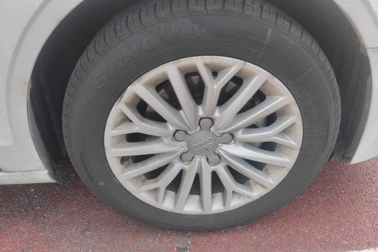 Used Audi A3 2016 Limousine 35 TFSI Ambition Edition Right Front Wheel Hub