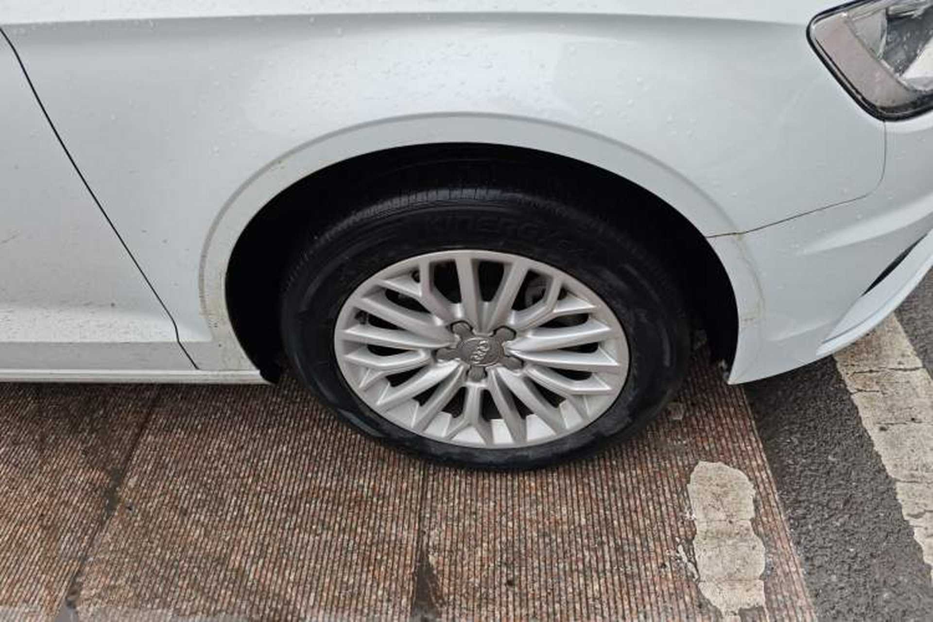 Used Audi A3 2016 Limousine 35 TFSI Prestige Edition Right Front Wheel Hub