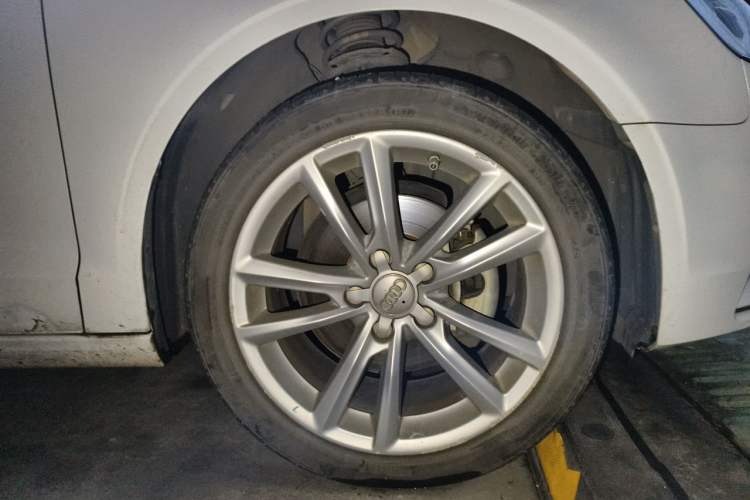 Used Audi A3 2016 Limousine 35 TFSI Style Edition Right Front Wheel Hub