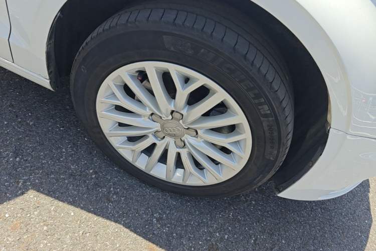 Used Audi A3 2016 Limousine 35 TFSI Prestige Edition Right Front Wheel Hub