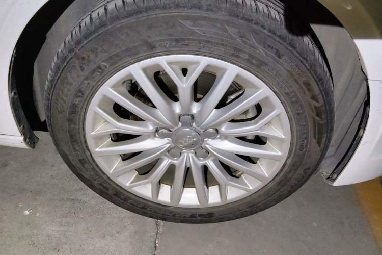 Used Audi A3 2016 Limousine 35 TFSI Prestige Edition Right Front Wheel Hub