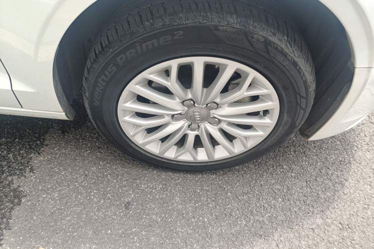 Used Audi A3 2016 Limousine 35 TFSI Ambition Edition Right Front Wheel Hub