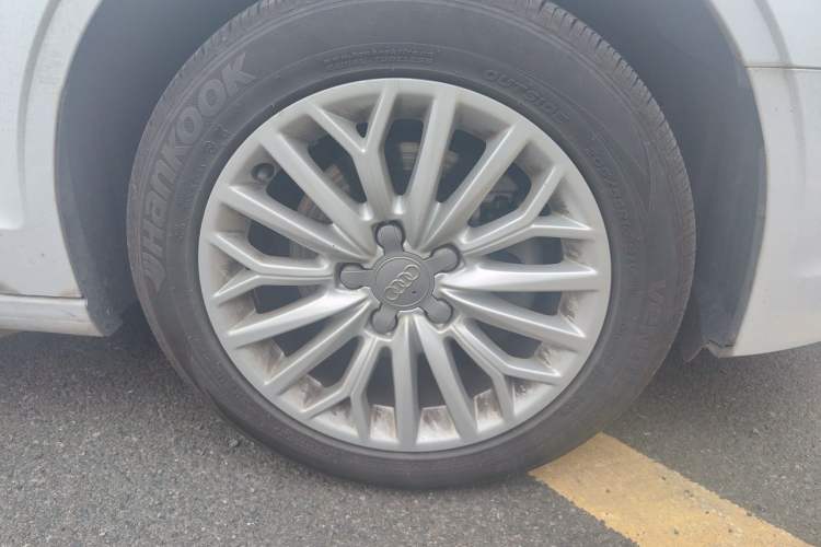Used Audi A3 2016 Limousine 35 TFSI Prestige Edition Right Front Wheel Hub
