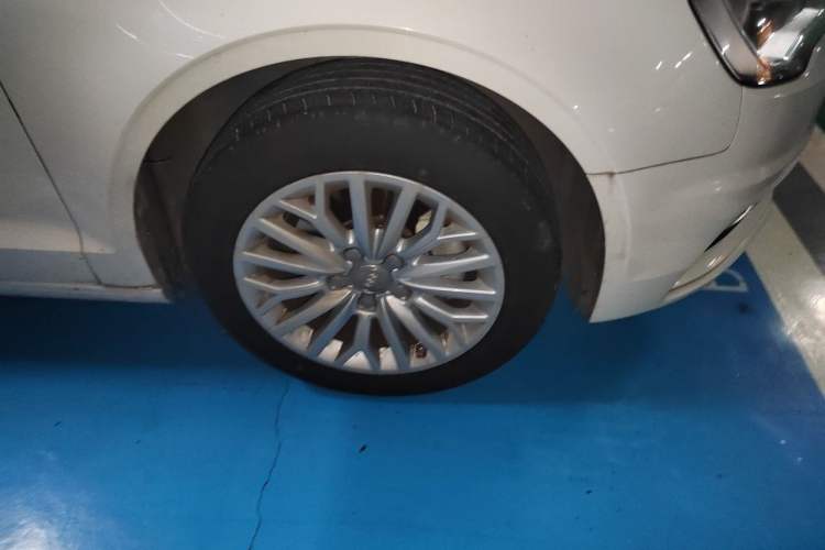 Used Audi A3 2016 Limousine 35 TFSI Prestige Edition Right Front Wheel Hub