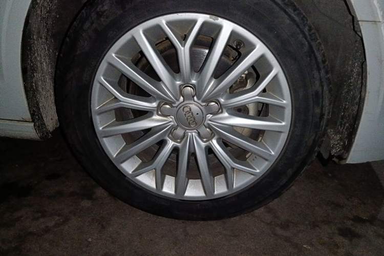 Used Audi A3 2016 Limousine 35 TFSI Prestige Edition Right Front Wheel Hub