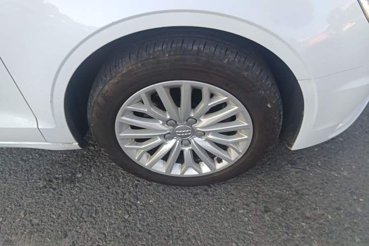 Used Audi A3 2016 Limousine 35 TFSI Ambition Edition Right Front Wheel Hub