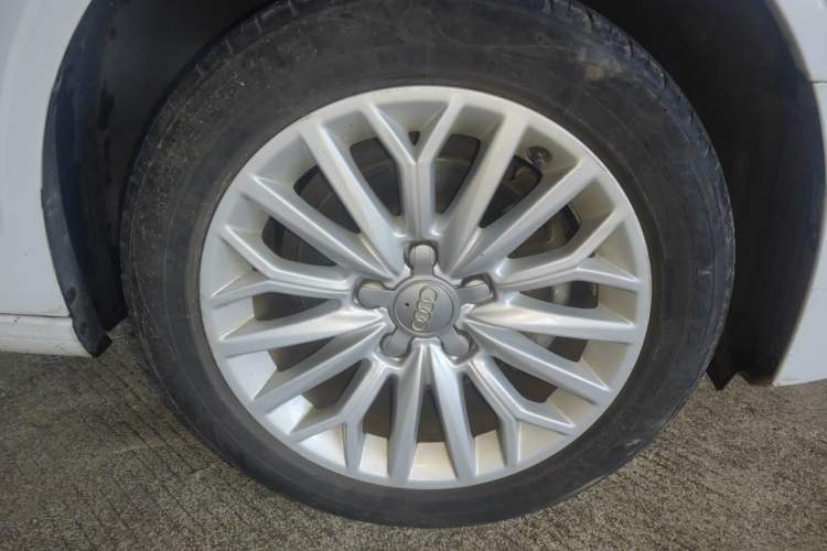 Used Audi A3 2016 Limousine 35 TFSI Prestige Edition Right Front Wheel Hub