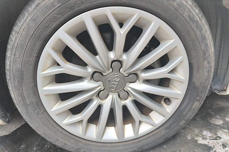 Used Audi A3 2016 Limousine 35 TFSI Prestige Edition Right Front Wheel Hub