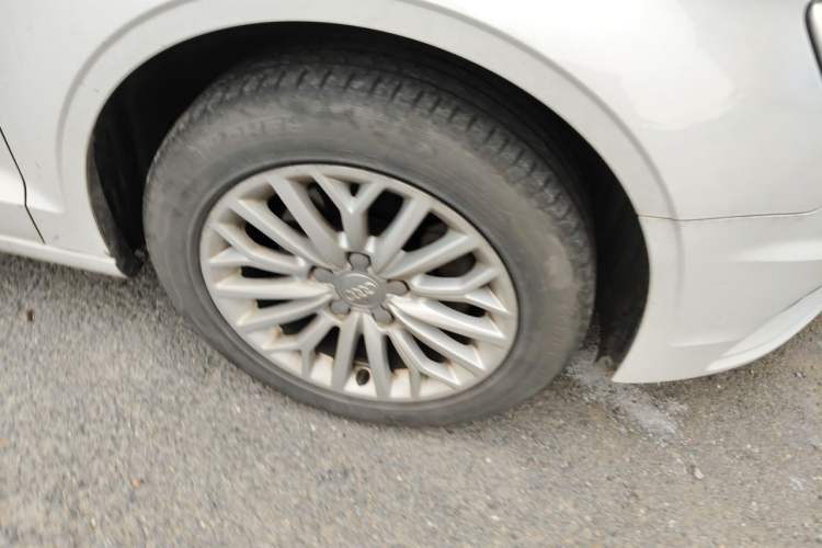 Used Audi A3 2016 Limousine 35 TFSI Prestige Edition Right Front Wheel Hub