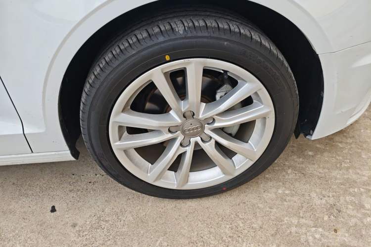 Used Audi A3 2016 Limousine 35 TFSI Style Edition Right Front Wheel Hub