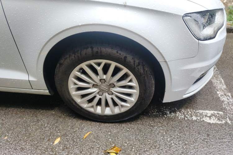 Used Audi A3 2016 Limousine 35 TFSI Ambition Edition Right Front Wheel Hub
