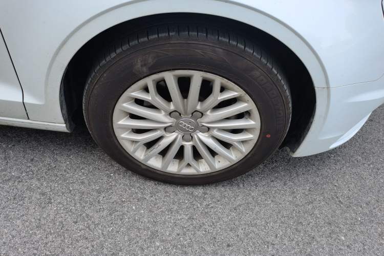 Used Audi A3 2016 Limousine 35 TFSI Prestige Edition Right Front Wheel Hub
