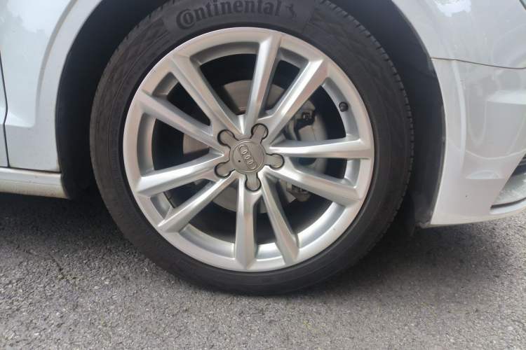 Used Audi A3 2016 Limousine 35 TFSI Prestige Edition Right Front Wheel Hub